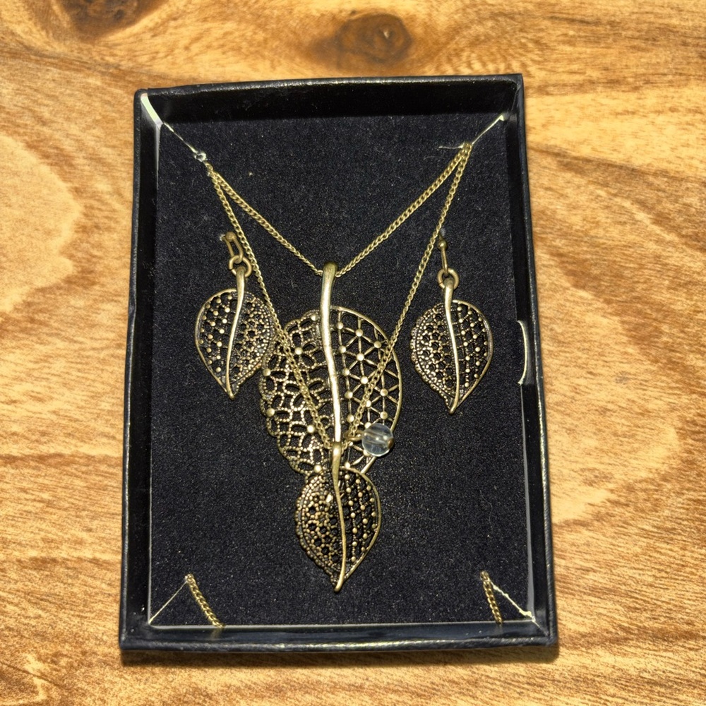 Avon Filigree Leaf Necklace & Earring Set - Antique Bronze Tone NIB